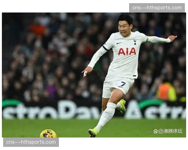 孙兴慜主罚点球被扑，随后补射破门